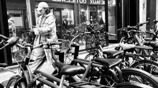 Pourquoi les concurrents s’installent côte à côte ?